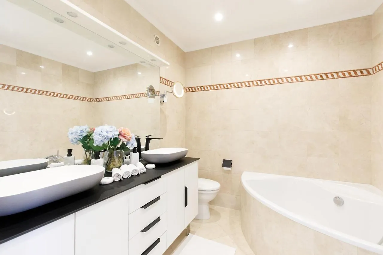 Suite Riviera - Sea View - Clim - 50M Plage - Residence De Standing - Spacieux 180 M2 - Parking Cannes 0*,  France
